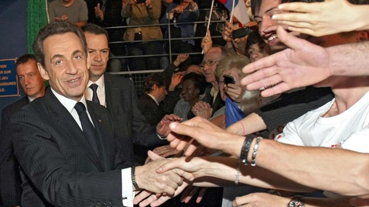 Sarkozy saluda a simpatizantes a su llegada a un mitin en Saint-Rapael, el sábado.