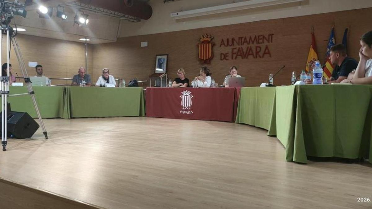 La demora en cubrir las vacantes de dos ediles que renunciaron deja a Compromís sin representación en Favara por primera vez en años