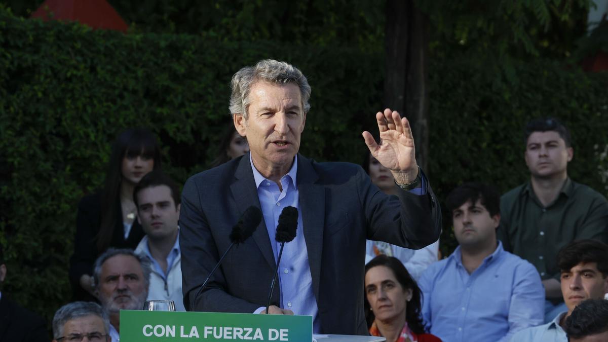 El presidente del Partido Popular, Alberto Núñez Feijóo, durante un acto de campaña del PP este martes, en Tomares (Sevilla).