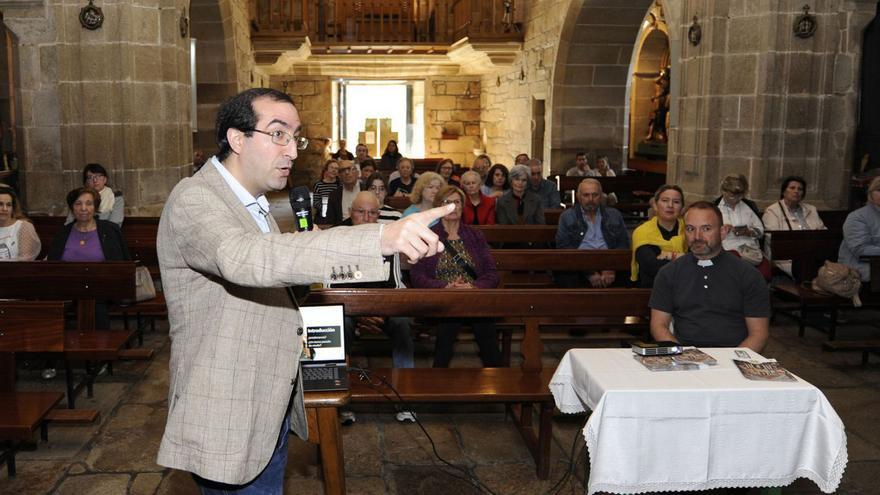 Luis Santamaría inició ayer un ciclo de conferencia en el Santuario de O Corpiño.   | // BERNABÉ/JAVIER LALÍN