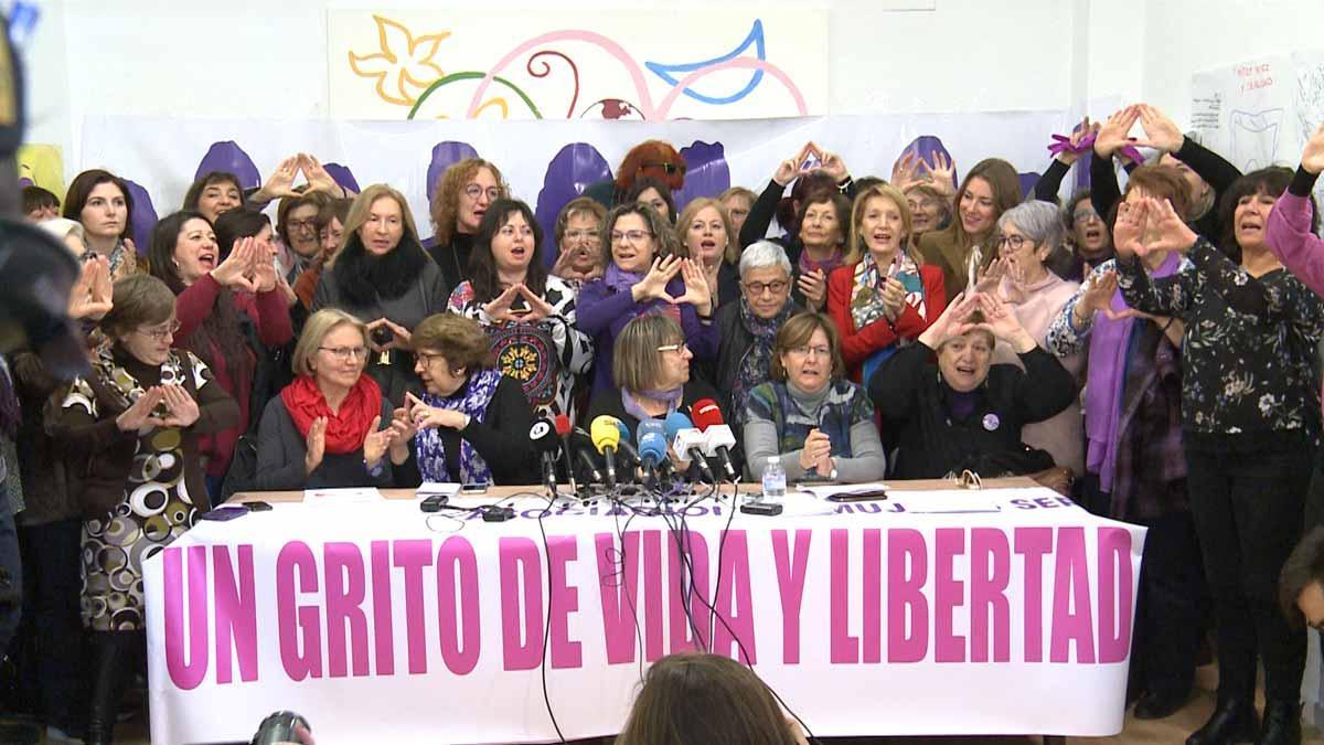 Lectura del manifiesto feminista 'Ni un paso atrás' en Valencia