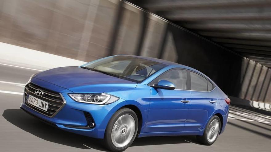 Bien proporcionado y con un indudable atractivo, el nuevo Elantra ha vuelto para quedarse; Hyundai acierta de lleno al lanzar un producto bien terminado en un segmento al alza