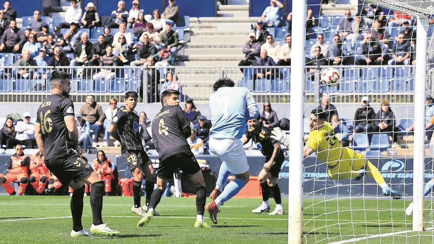 Saque de esquina durante el UD Ibiza-Intercity del domingo que ganó el colista al líder del grupo 2.