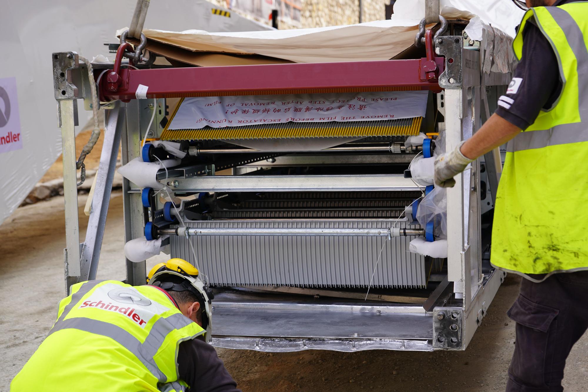 Inician el montaje de las escaleras mecánicas del Mercat de Ontinyent