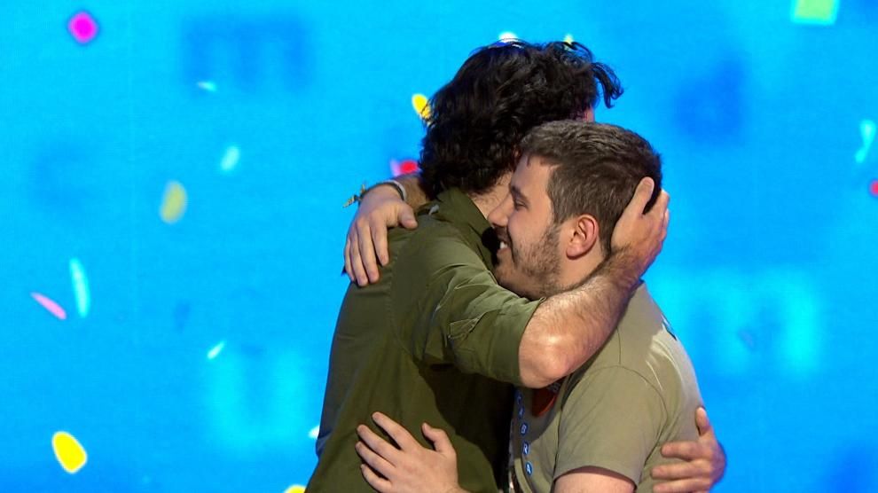Rafa castaño y Orestes Barbero se abrazan tras ganar el primero el bote de 'Pasapalabra'