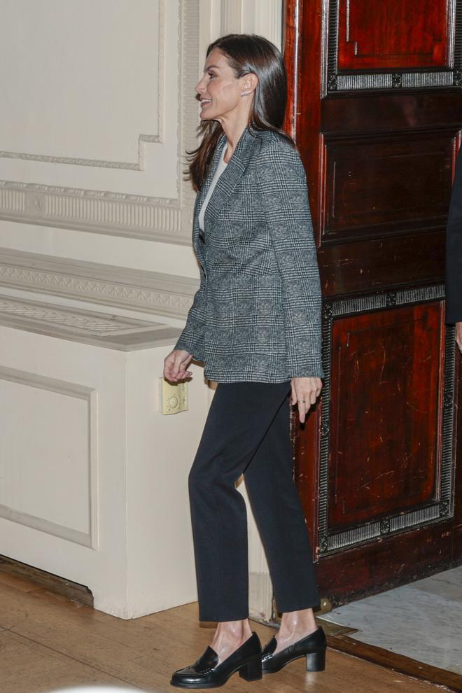 La reina Letizia eleva su look con sus mocasines de tacón.