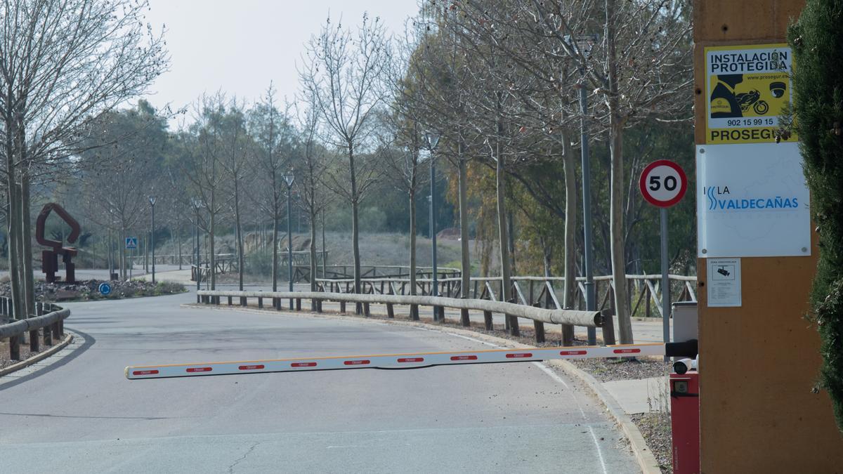 Entrada cerrada al complejo Marina Isla de Valdecañas, el pasado jueves.