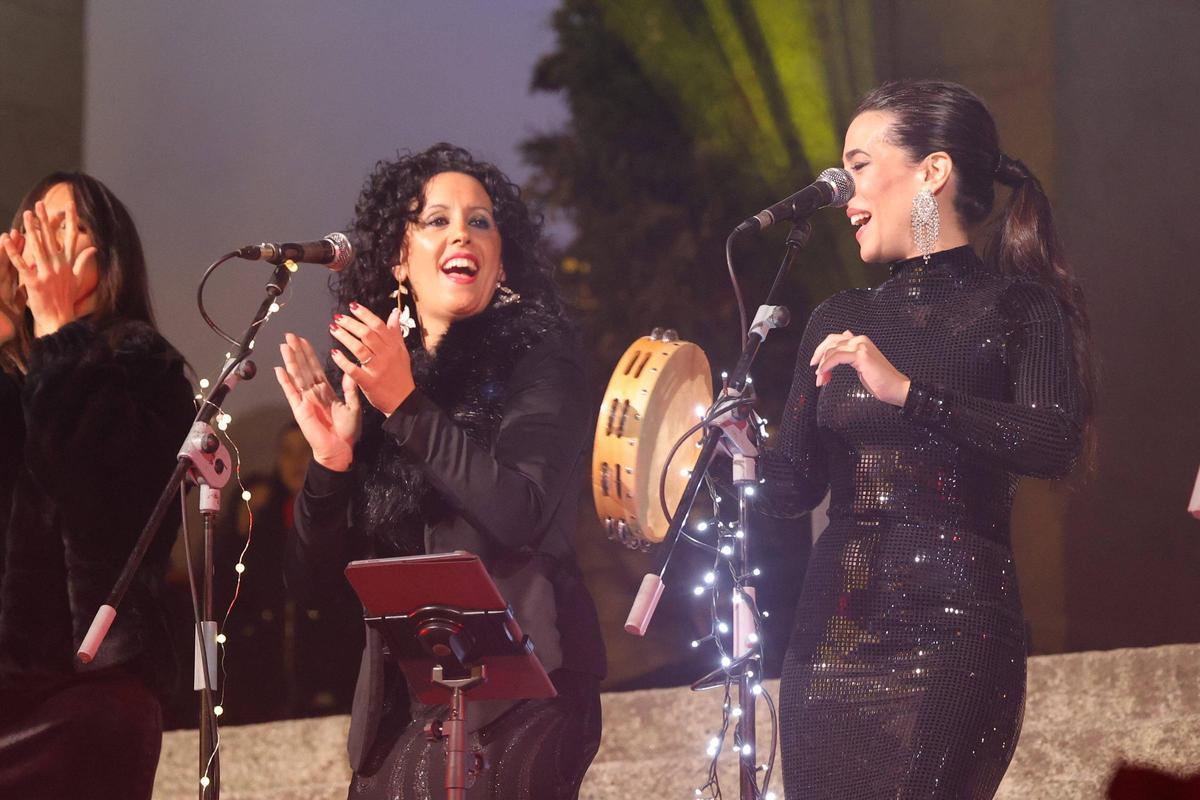 Fotogalería | Así ha sido la multitudinaria Zambombá flamenca en la plaza Mayor de Cáceres