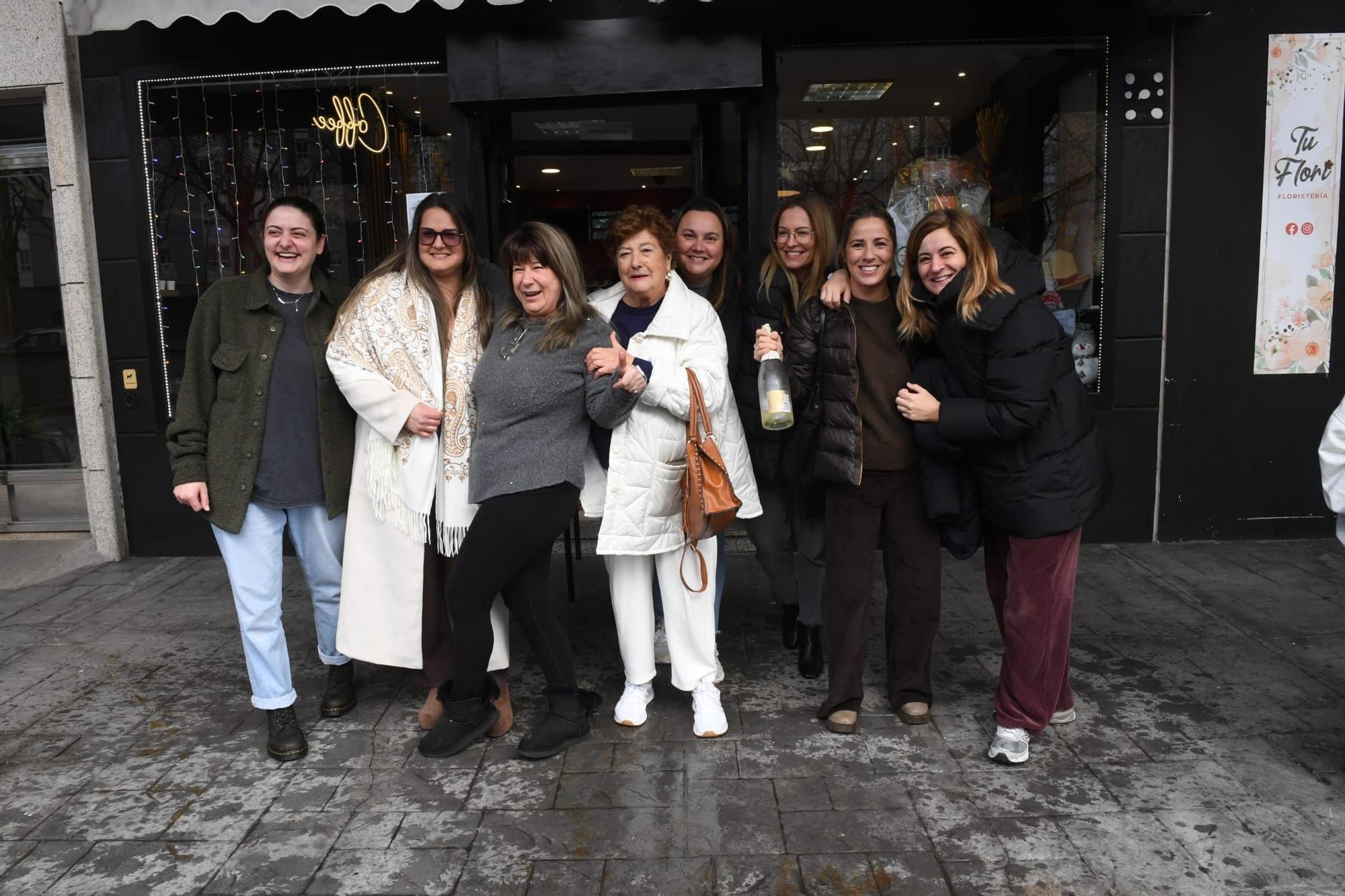 Propietaria y clientas de Forno dos Rosales en A Coruña celebran el tercer premio de la Lotería de Navidad.