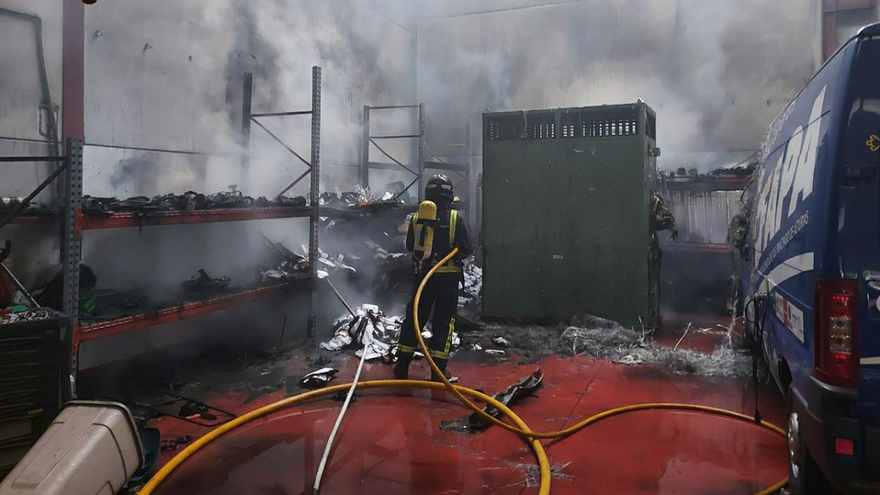 Incendio en una nave de rotulación en Parres