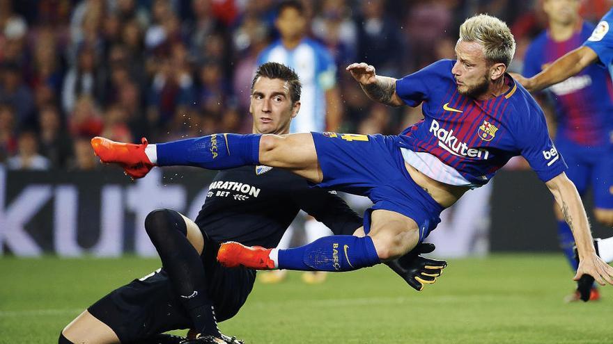 Andrés Prieto, en una acción del partido con Rakitic.