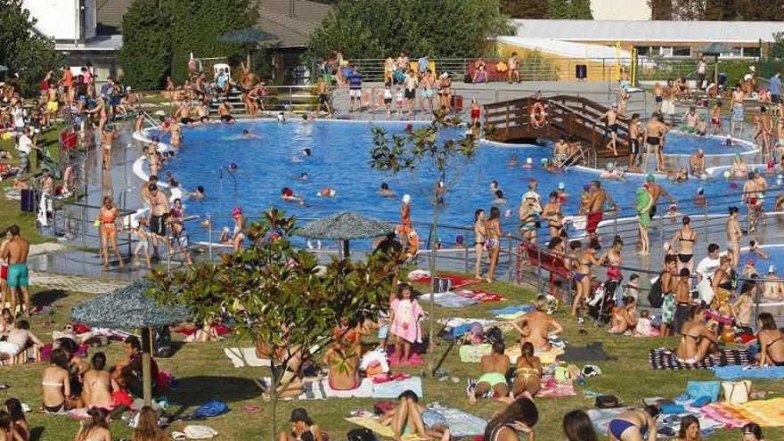 Las piscinas del Cristo, en Oviedo, ayer, repletas de bañistas.