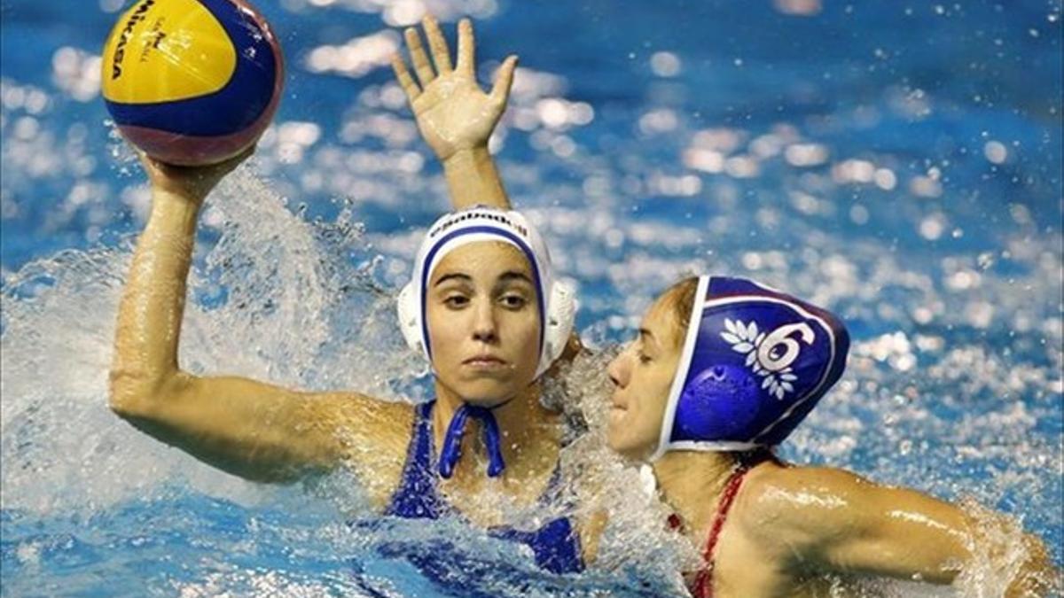 Anni Espar, autora de dos goles, con el balón.