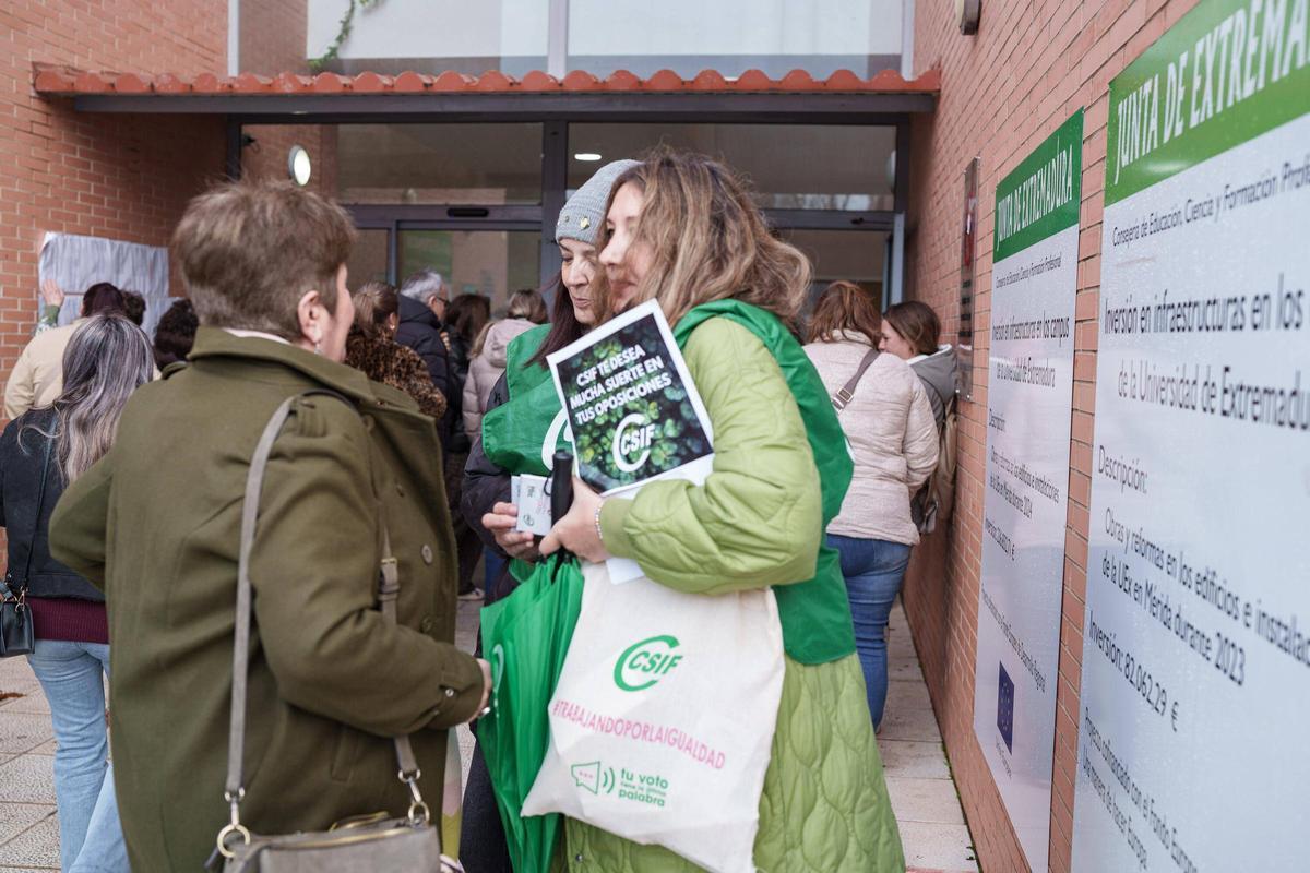 Fotogalería | Así han sido las oposiciones a celador del SES en Mérida