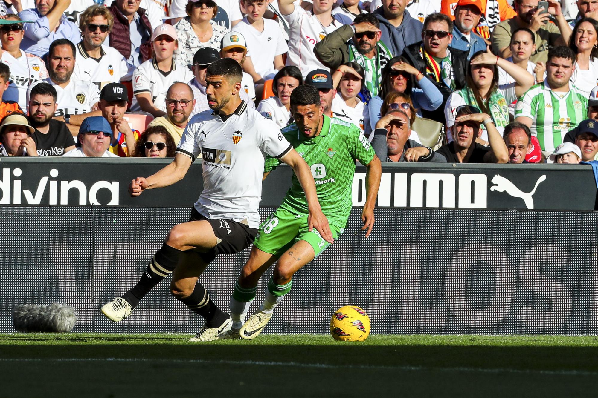 Andres Guardado of Betis and Cenk Ozkacar of Valencia in action during the Spanish league, La Liga EA Sports, football match played between Valencia CF and Real Betis Balompie at Mestalla stadium on April 20, 2024, in Valencia, Spain. AFP7 20/04/2024 ONLY FOR USE IN SPAIN / Ivan Terron / AFP7 / Europa Press;2024;Soccer;Sport;ZSOCCER;ZSPORT;Valencia CF V Real Betios Balompie - La Liga EA Sport