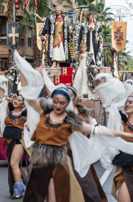 Los bailes y los trajes de los componentes de las comparsas llenaron la calle Alicante y la avenida Ancha de Castelar de colorido y originalidad.