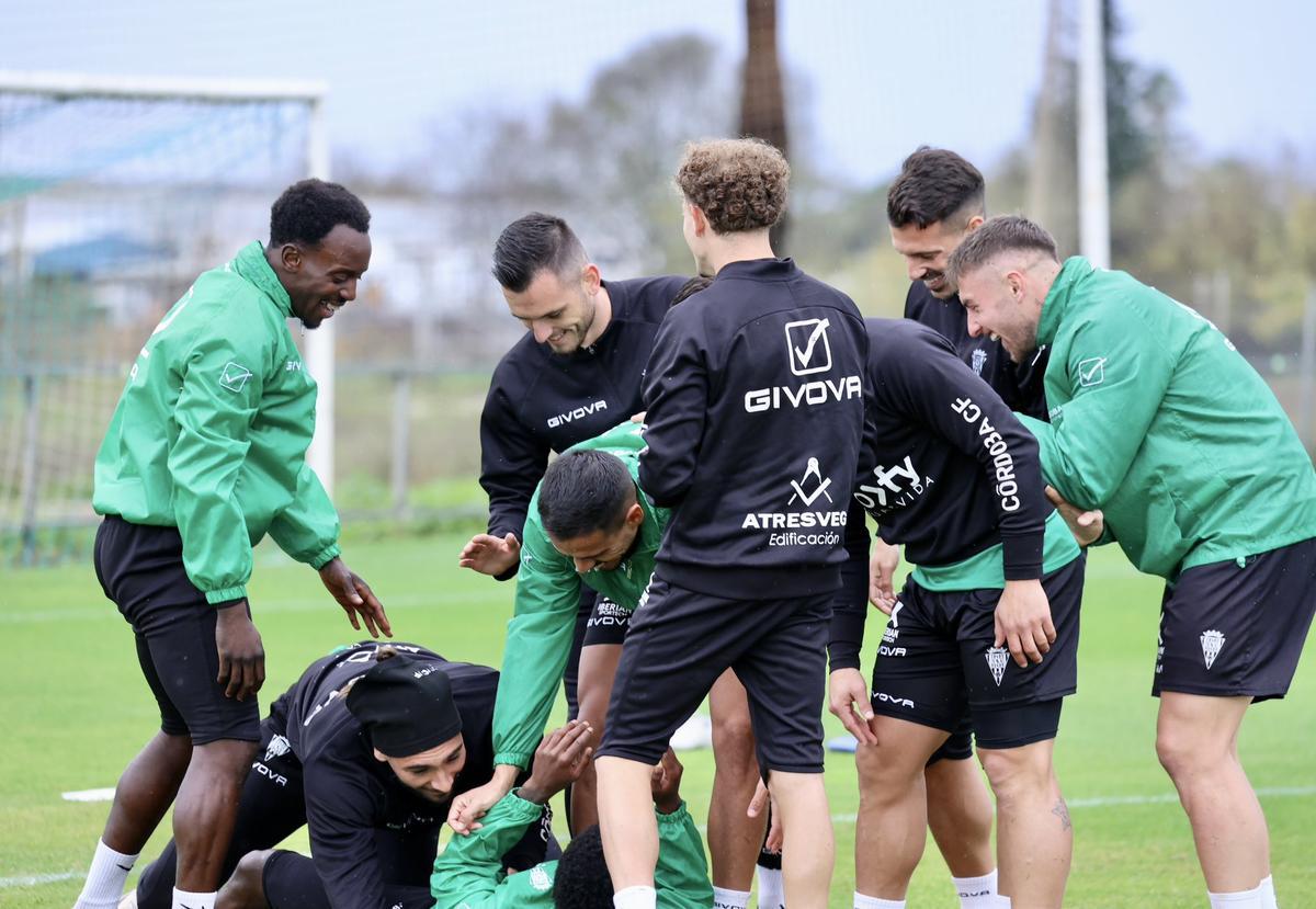 Jugadores del Córdoba CF en un entrenamiento en la Ciudad Deportiva.