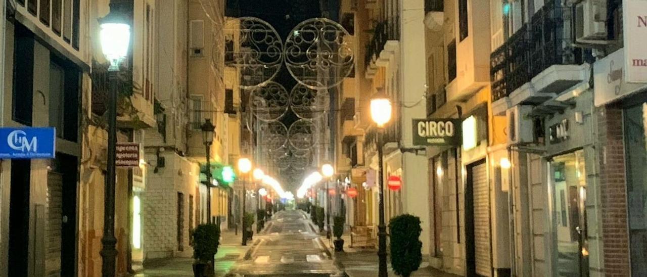 Luces ya instaladas en la calle del Teatro de Alicante