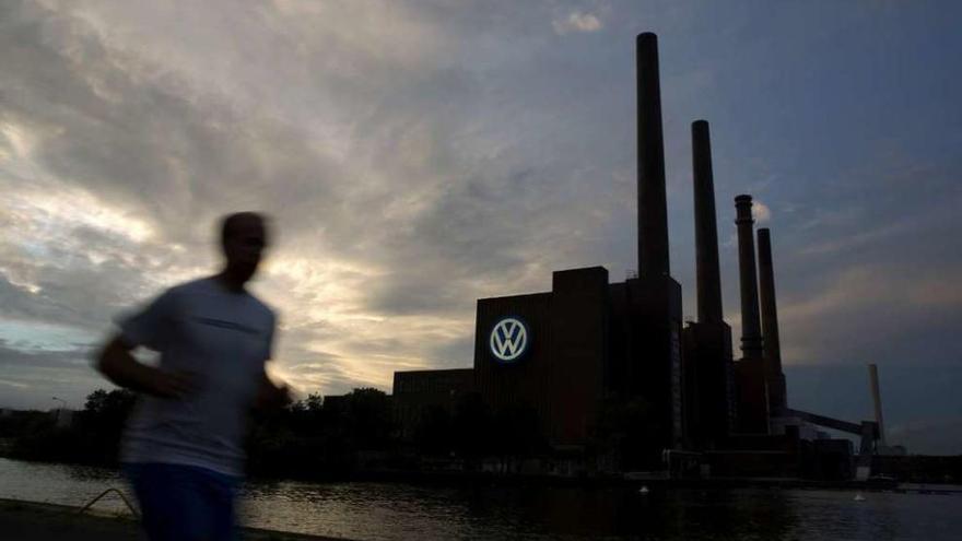 Un corredor pasa por delante de la sede del grupo Volkswagen en Wolfsburgo, en Alemania. // Reuters