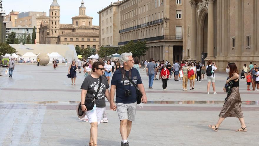 El fin de la mascarilla al aire libre llega a Aragón con más temor que dudas