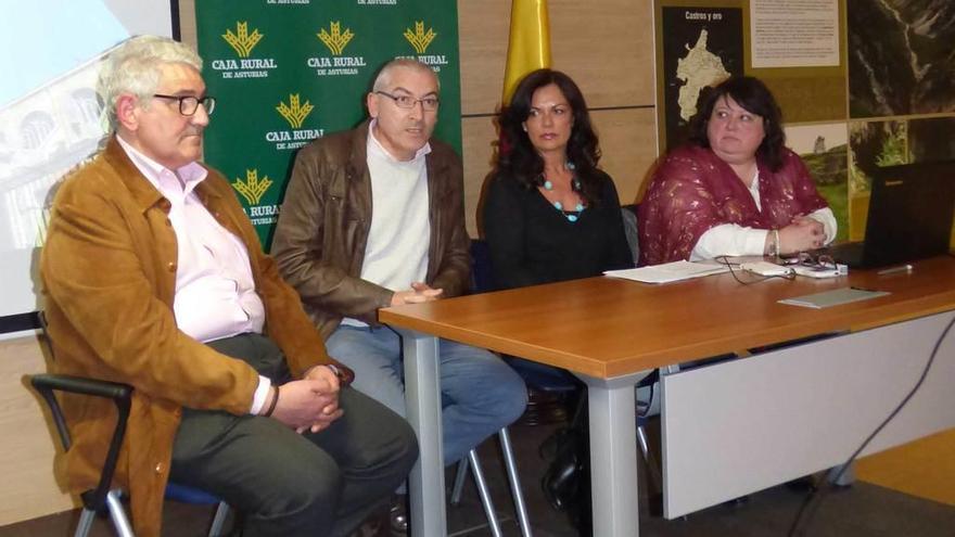 Por la izquierda, Laureano García, José Antonio Mesa, Begoña Panea y Valerie Álvarez, ayer en Pola de Allande.