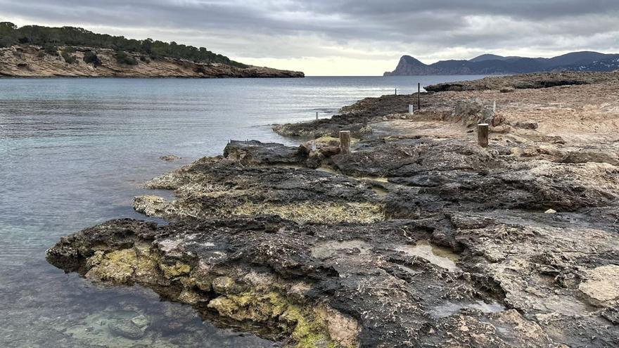 Cala Bassa y, al fondo, Cap Nunó.