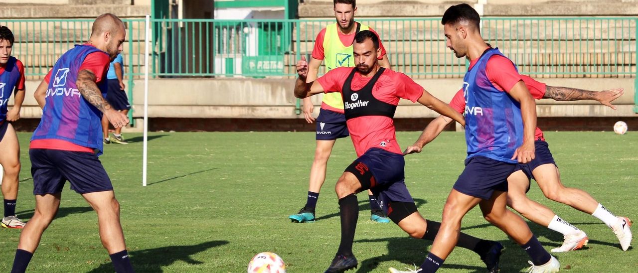 Miguel De las Cuevas conduce el esférico durante un lance del entrenamiento en la Ciudad Deportiva.