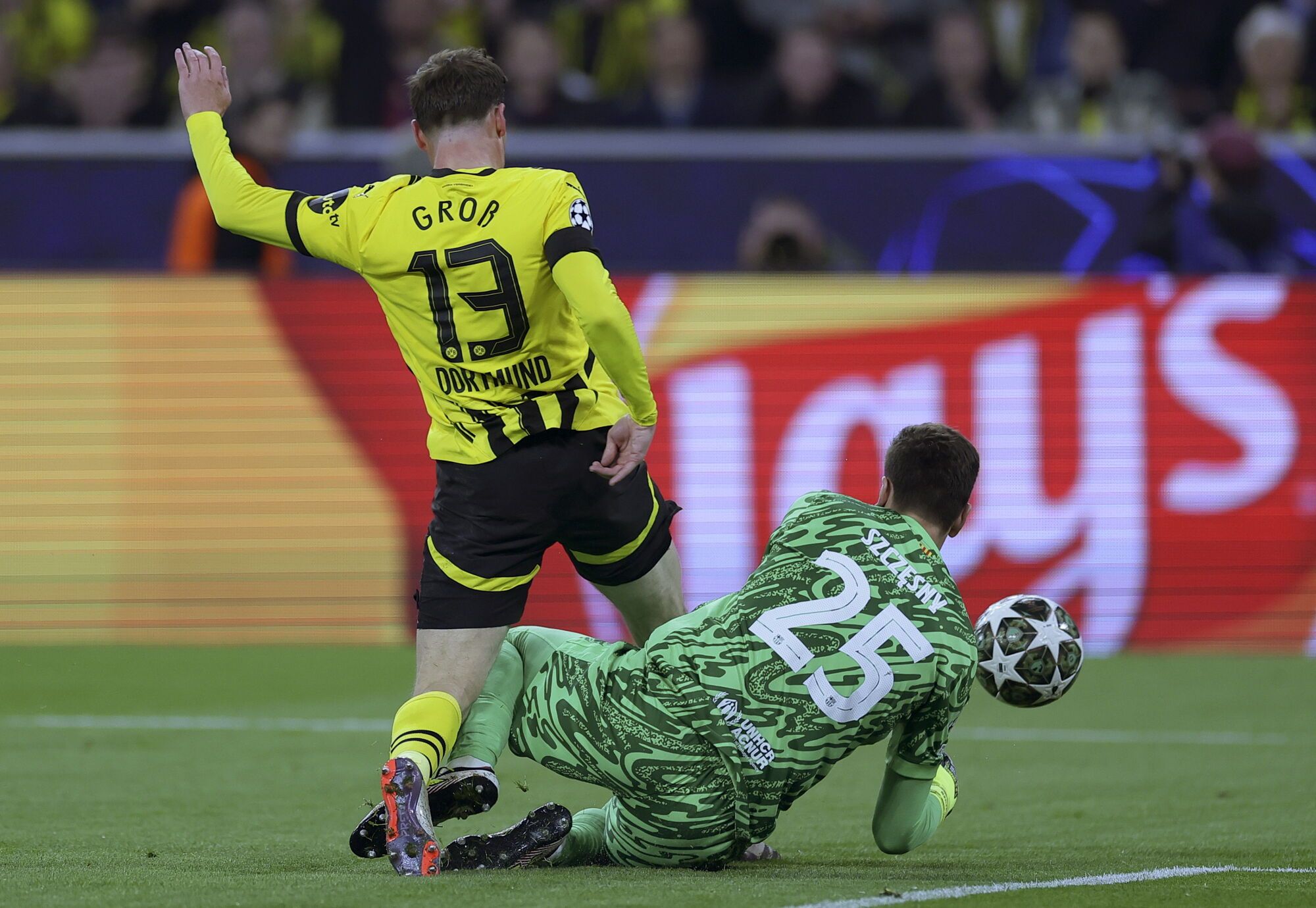 DORTMUND (Germany), 15/04/2025.- Pascal Gross of Dortmund (L) and goalkeeper Wojciech Szczesny of Barcelona (R) in action during the UEFA Champions League quarter-finals, 2nd leg soccer match between Borussia Dortmund and FC Barcelona, in Dortmund, Germany, 15 April 2025. (Liga de Campeones, Alemania) EFE/EPA/CHRISTOPHER NEUNDORF