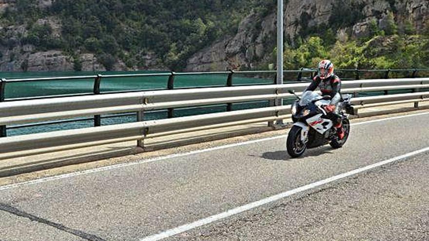 Motorista ahir al matí a la carretera de la Llosa del Cavall, que connecta Sant Llorenç i Solsona