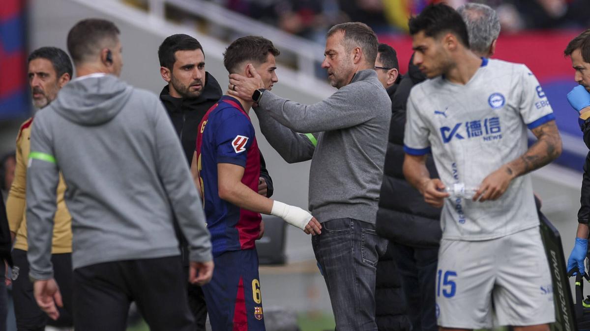 Flick habla con Gavi en el momento de sustituirle.