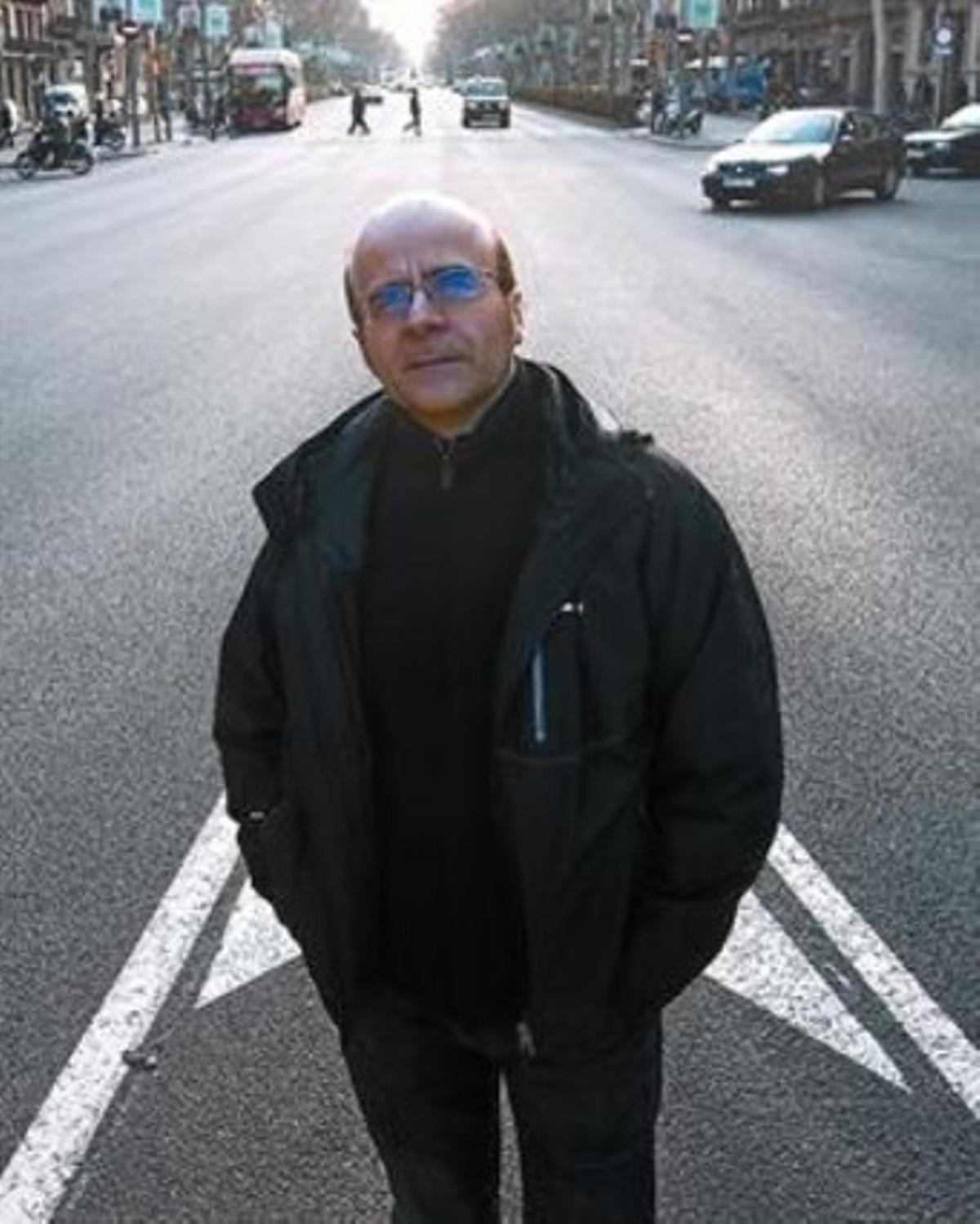 Berrio, en la Gran Vía barcelonesa. A la izquierda, viñeta de 'Miércoles'.