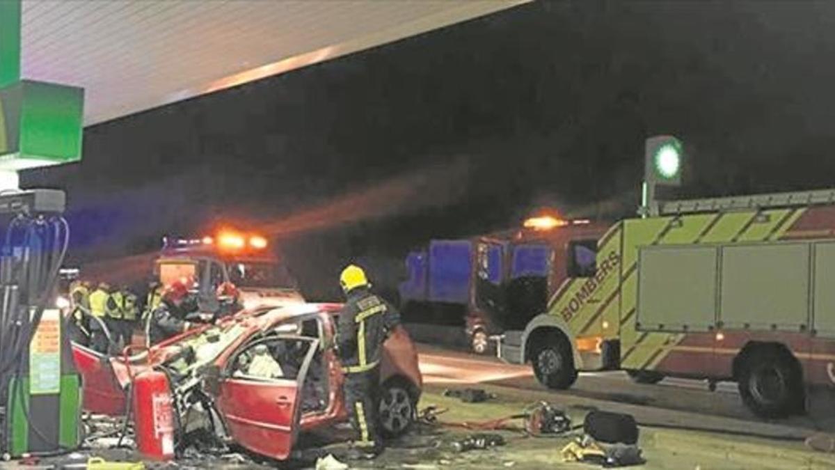 El coche estrellado en la gasolinera de Castellón.