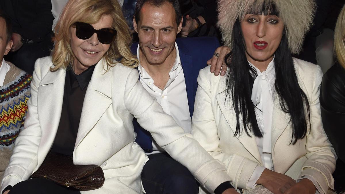 Bibiana Fernández, Manuel Banderas y Rossy de Palma en el desfile de Juanjo Oliva