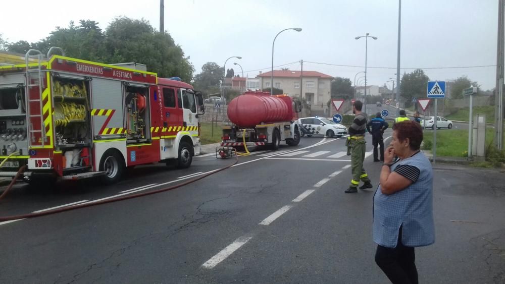 Los bomberos intervienen en el incendio de una casa en A Estrada