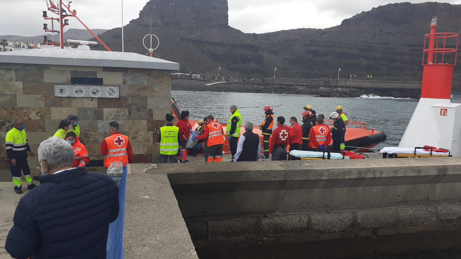 Los pasajeros del catamarán de Fred Olsen desembarcan en el muelle de Agaete