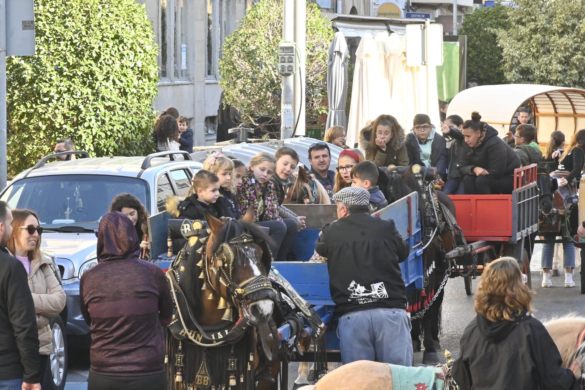 Carros y caballos llenan las calles de Vila-real por Sant Antoni