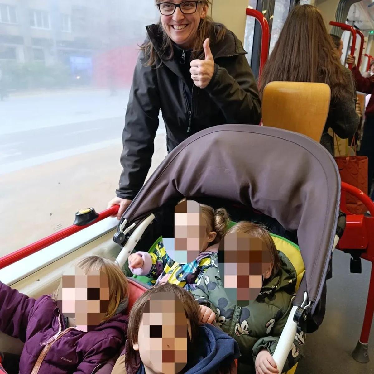 Lucía Escanero, con sus 'palomitas' en el autobús urbano.