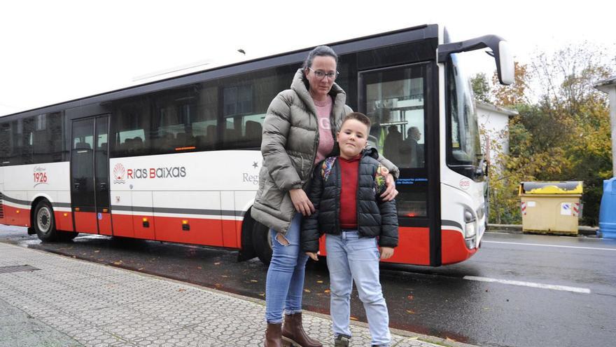 Manuel Adán y su madre, Lucía Seijo, en la parada del bus escolar en Donramiro.