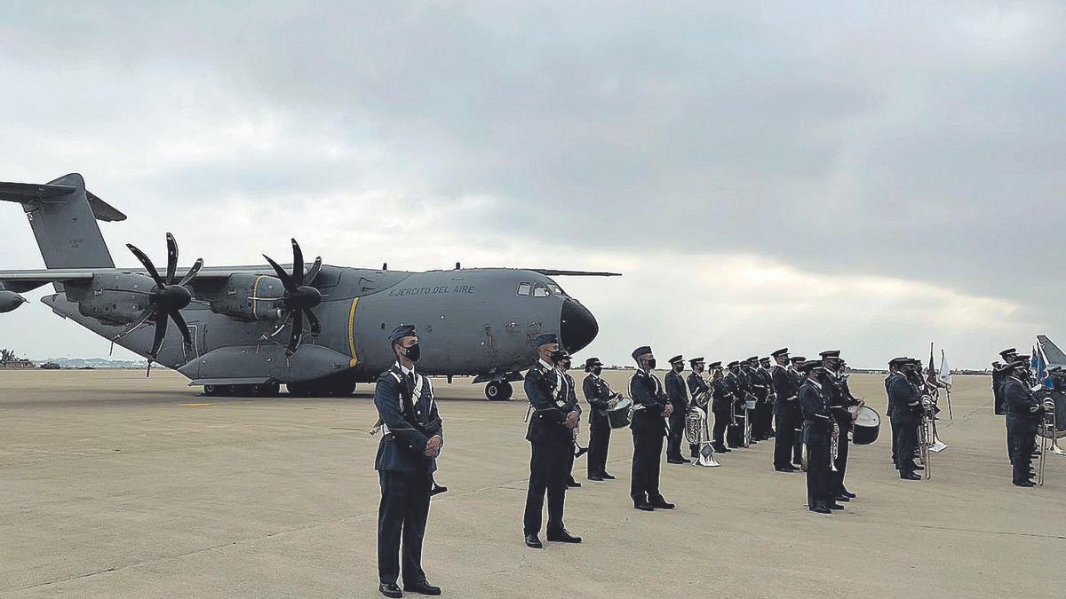 La banda de la Base Aérea, este jueves junto a un moderno avión de transporte A-23 en una de las pistas de la instalación.