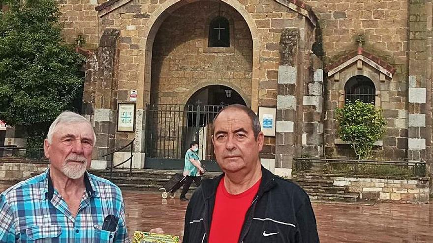 Marcelino Riera y José Ángel García, con su libro en Moreda. | L. C.