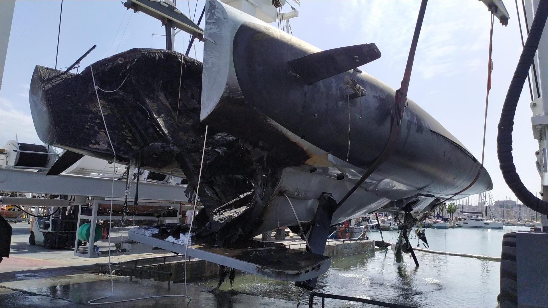 Reflotan el catamarán incendiado en el puerto de Palma