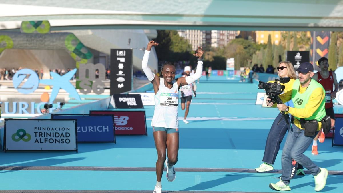 Jepkosgei  entrando en meta del Maratón Valencia