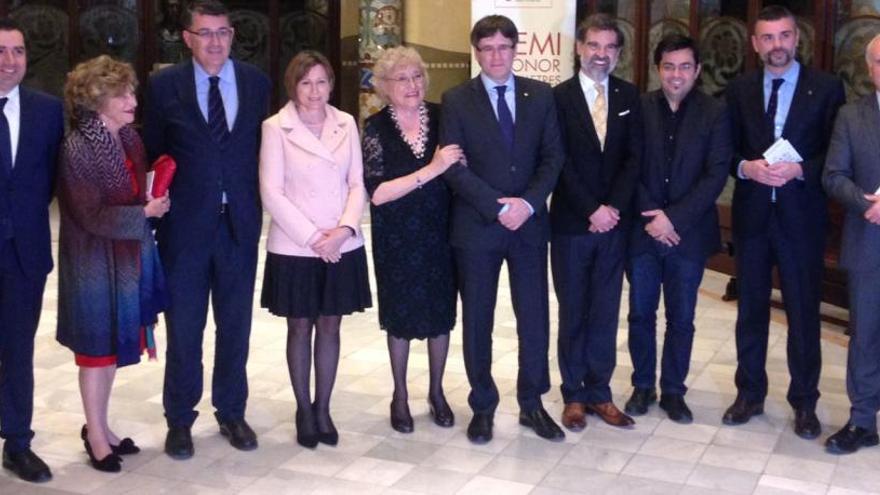 Isabel-Clara Simó junto al alcalde, el president de la Generalitat y el resto de autoridades