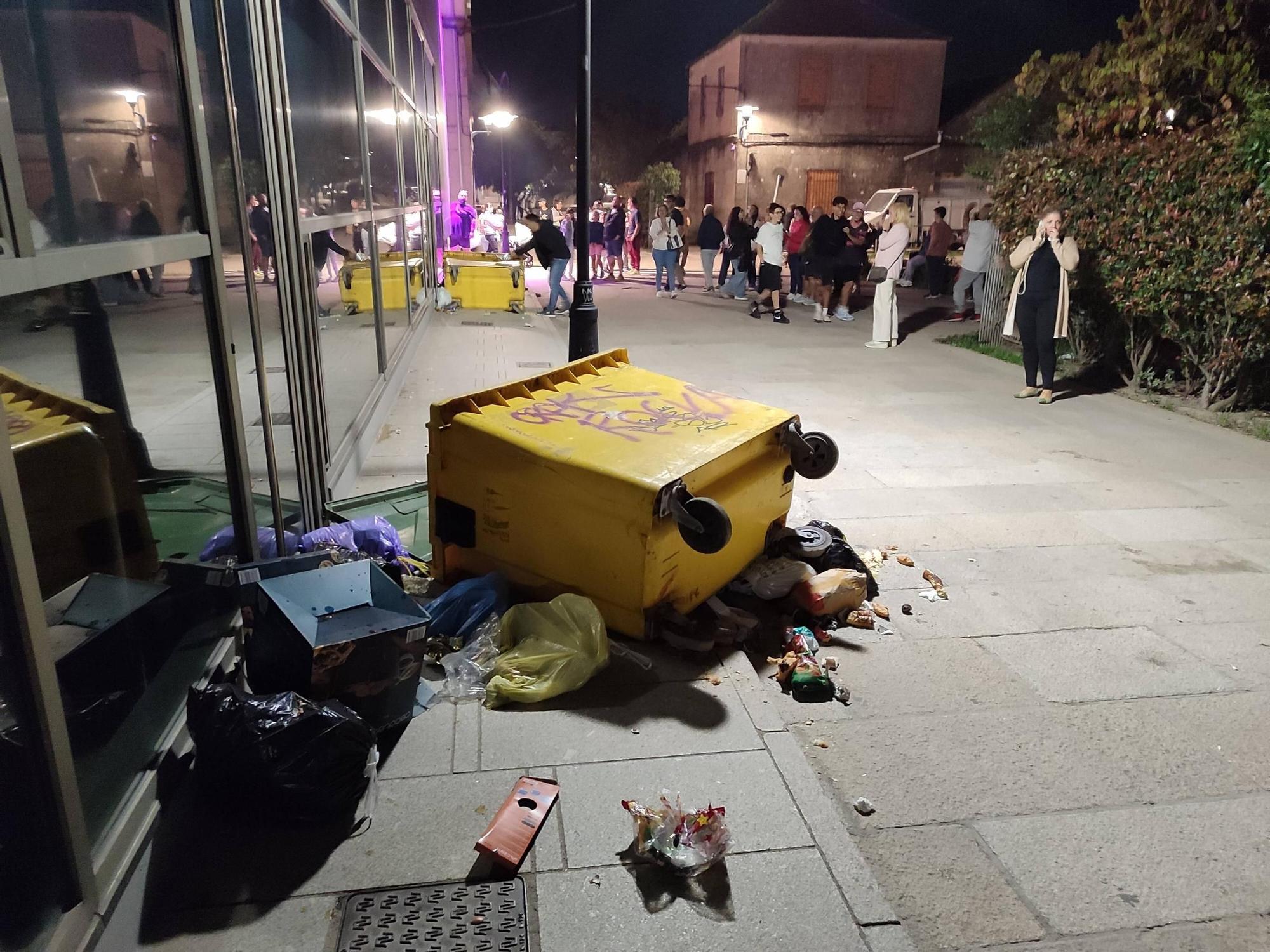 Multidudinaria protesta contra la subida de la basura en Cangas
