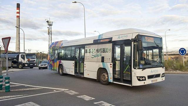 Un autobús de la línea entre Meicende y Arteixo. |   // CASTELEIRO/ROLLER AGENCIA