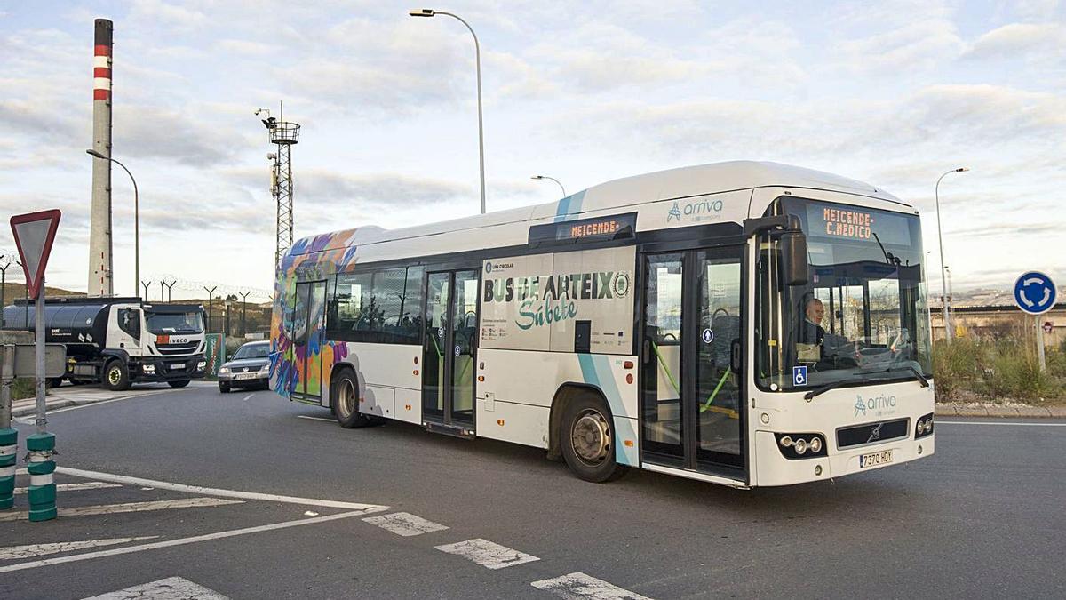 Un autobús de la línea entre Meicende y Arteixo. |   // CASTELEIRO/ROLLER AGENCIA