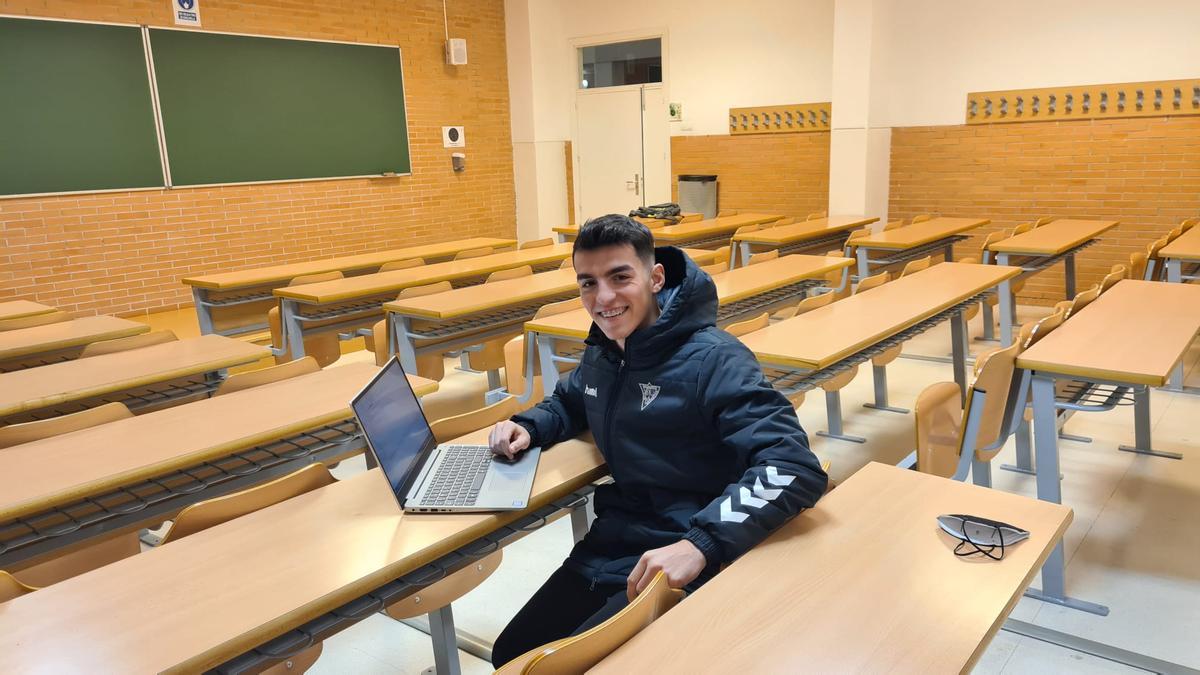 Marco Tete, en una de las aulas de la universidad.