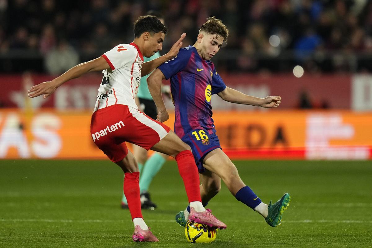 Vitor Reis controla el balón ante Fermín