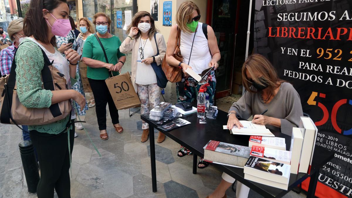 Numerosos malagueños se apuntaron a la cita con Dueñas y Proteo, ayer en la puerta de la librería.