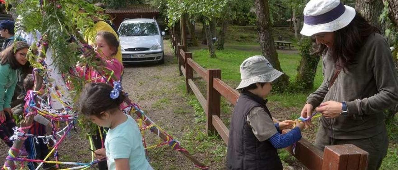 Actividades infantiles durante el mercadillo ecológico de Meis. // Noé Parga